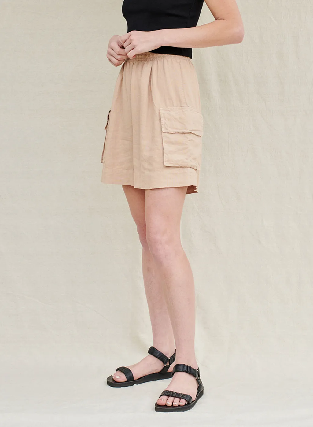 Linen Cargo Short in Wheat