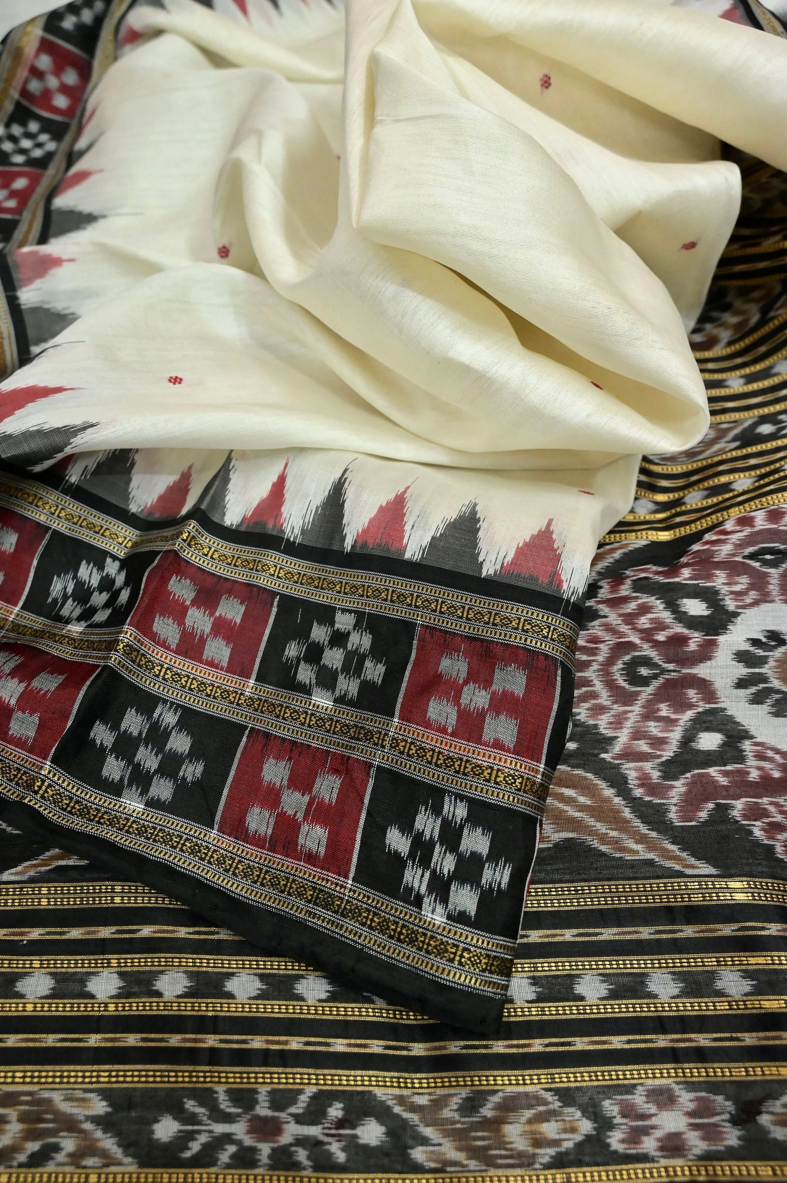 Offwhite and Black Color Sambalpuri Silk Saree with Double Pasapalli Border